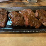 もつ焼 まるい - 【2010.10.21】牛レバたれ焼き880円