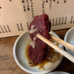 もつ焼 まるい - 【2010.10.21】馬刺し。