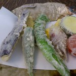 手打ち蕎麦 こはし - 夏野菜の天ぷらです。