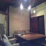 蔵元料理 天青 - ゆったりと配置されて圧迫感のない席