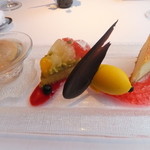 レストラン・ジョルジュマルソー - もものコンポート、ベリーのタルト、マンゴーとオレンジのアイス、チーズケーキ　デザート盛り合わせ