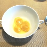 La Brianza - 金時いものスタンポ。たぶん発酵バターのソース。卵黄のプリっとした生地の中に甘い金時いも間違いないおいしさ、タイムかシナモンか何かスパイスが香る気がするのとてもおしゃれな味わい