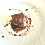 La Brianza - セミフレッドヘーゼルナッツのソース。ヘーゼルナッツソースのナッツ感が凄い、まさにジャンドゥーヤソースね～ セミフレッドにナッツゴロゴロ、この日はナッツ盛りだくさんボリュームたっぷり大満足だったわ