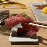 和牛 まつした 吟匠邸 - 神戸ビーフの炙り刺しですよ〜。あーあー生で食べるのは勿体ないなぁ〜(｀・ω・´)