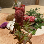 和牛 まつした 吟匠邸 - 極上トロタンと香味ネギのミルフィーユ焼き、盛り付けのセンスも抜群ですね