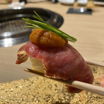 和牛 まつした 吟匠邸 - 炙った松阪牛にウニを乗せると言うなんとも罰当たりな寿司です。お母ちゃーん、ごめんよー(๑>◡<๑)