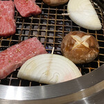 和牛 まつした 吟匠邸 - ようやく見慣れた焼肉店の光景に一安心です。でも、品質が普通ではないのです✌︎('ω'✌︎ )