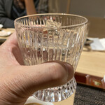 和牛 まつした 吟匠邸 - 芋焼酎はロックで飲むのが好きです、グラスも重厚で気分アゲアゲ〜