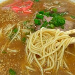 長浜らーめん とんこつ屋 - 麺の太さはね。1mmあるかな。茹でる前の麺がカウンターの高台越しに見えたけど、1mmなかったよ。スゴく細かったです。わたしの経験では一番細い。