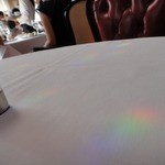 RESTAURANT DAZZLE - 太陽光がスワロフスキーにあたって、虹色を落としているテーブル。