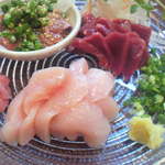 Hyakushouya - 絶品三種盛り(500円)、鶏の肝もずりも生でオッケーよ！