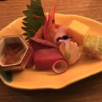 音音 - 刺身お宝五種盛合せ１３２０円。本鮪、ブリ、真鯛、炙りホタテ、赤海老、フカヒレ梅水晶、玉子焼き、白菜寿司。一人前でオーダーできるのも嬉しいですね(^｡^)