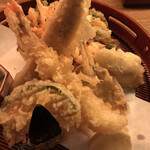 音音 - 豪華天麩羅盛合せ１０７８円。河豚、海老、穴子、のど黒、白海老かき揚げ、なす、かぼちゃ。のど黒の天ぷらは初体験ですが、上品ながら力強い美味しさが伝わって、とーってめ気に入りました（╹◡╹）（╹◡╹）