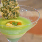 ラ・ヴァガボンド - ４-１）えんどう豆と玉蜀黍のムース、えんどう豆のジュレ、生うにと少し炙りを入れた玉蜀黍、アオサのフィアンティーヌ