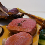 ラ・ヴァガボンド - ４-６-２）『海辺の牧草で育った仔羊』直火焼きロティ　紀州備長炭の香り　ジュのソース