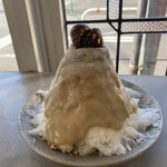 喫茶 ベレー - 笠間の和栗　かき氷　１６００円。
      お皿が軽くて、びっくり。
      木に塗装。
      氷はフワサク
      やってきた瞬間から、栗のいい香りがします！