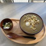 喫茶 ベレー - 和栗のおしるこ　９５０円。
      たっぷりの栗、どろどろ。
      そして、箸休めの浅漬けまで美味。