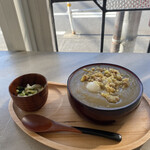 喫茶 ベレー - ほかほか熱々でどろどろなので、ずっと熱々。
      小さな白玉だんごが三つ。柔らかくてうまうま。