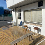 喫茶 ベレー - 外観。
      テイクアウトの方は先に小窓注文支払いで、こちら側でお待ちください。