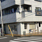 喫茶 ベレー - 店舗左側の小窓にて注文会計して、正面の白いドアから入ります。