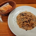 rukontowa-rudoshampanshokudou - ポルチーニと秋の味覚のクリームソースのパスタ、バゲットもきちんと温められサクサク