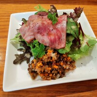 Le Comptoir de シャンパン食堂 - サシの入ったローストビーフは上質な脂がとろける！トリュフオイルで浸け込まれ、高貴な香りがお肉の旨味とマッチ