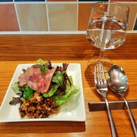 Le Comptoir de シャンパン食堂 - カラフルなタイルが可愛いカウンター席、本日の前菜は黒毛和牛サーロインのローストビーフとレンズ豆のサラダ