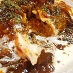 グーテ - ハッシュドビーフオムライスの中央からスプーンをいれる。チキンライスにソースで濃く甘い味わいに。