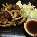 お好み焼 千代 - 鉄板焼きで焼肉（三角バラ）