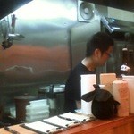 Sumibiyaki Kassen Ren - カウンターの向こうは厨房でマスターさんがお料理