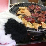 炭火焼肉 てんぐ - お肉焼いてるの〜