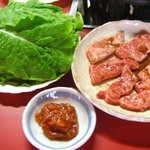炭火焼肉 てんぐ - バラとチシャ