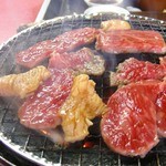 炭火焼肉 てんぐ - 七輪の炭火で焼く本格スタイルです。お肉の焼けるいい匂いがたまりませ〜ん。