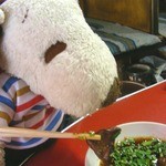 炭火焼肉 てんぐ - 特製のタレもとってもおいしいんだよ。つぬっこちゃん、しあわせ〜