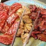 炭火焼肉 てんぐ - まずは、ロース、ミノ、タン。美味しそう〜