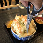 山海里 - 開運丼のかき揚げは大きいのでハサミでザクザクカットしてからいただきます