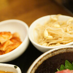 大衆炭火焼肉ジンギスカン ホルモン酒場 風土. - キムチ、豆もやしナムル
