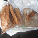 ハセガワベーカリー - 料理写真:キャトルナッツ(230円)、マスカットレーズンのカンパーニョ1/4(180円)