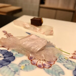 鮓 きずな - 明石ひらめ 縁側と、ひらめ ポン酢のジュレ