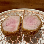銀座かつかみ - ヒレ肉
            この日のＢコースの豚は、山形県の〝米澤豚一番育ち〟。
            脂が豚の風味が豊かです。
            柔らかでとても美味しい♪