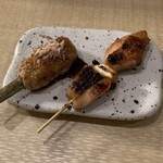 Nuiyu - (左)フォアグラとゴボウのつくね(タレ味)1本、240円(右)南部鶏ねぎま(下総醤油)1本、140円