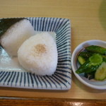 かま福 - おむすび、胡瓜の漬物