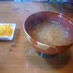 アルバトロス - カツ丼に付いてくる味噌汁、漬物