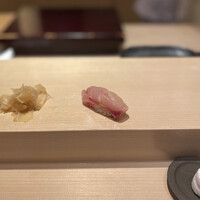 鮨 くりや川 - ハタ
                しっかり肉厚で淡白。