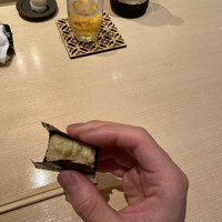 鮨 くりや川 - 揚げ胡麻豆腐
                  ノリのパリッとした感じと胡麻豆腐のしっとりした感じが絶妙。わさびも入ってます。