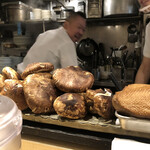 饗 くろ喜 - カウンターには立派な松茸と鴨ロース