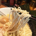 一風堂 - 博多ラーメンを食べるときは「バリカタ」。
            麺の細さも硬さもスープにマッチしておりますなぁ。麺は美味しい！