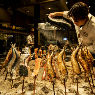 自慢の囲炉裏で焼く名物！炉端料理
