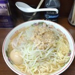 ラーメン二郎 - 小豚（豚5枚、麺量300g位）、トッピング味玉。
コールはニンニク、アブラ、カラメ。
キャベツどこ行ったーー(ノД`)
