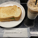 ディーン アンド デルーカ - アイスカフェラテS
            ツナチェダーチーズホットサンド　¥940-
